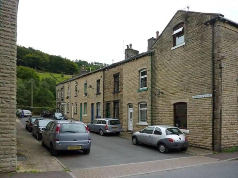 2 Bedroom Victorian Canal Side Terrace House. Hebden Bridge Exteriör bild